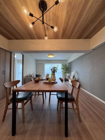 メガロコープ関目の居間・リビング|南向きバルコニーで明るい日差しが差し込むリビングです！
