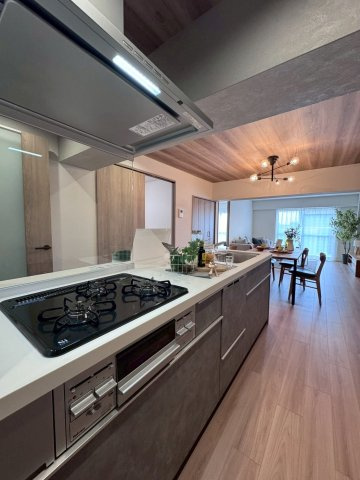 メガロコープ関目のキッチン|後片付けにうれしい食洗器付きシステムキッチン。
キッチン横はパントリーがあります。