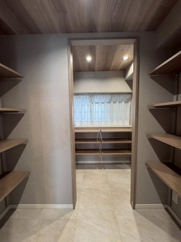 メガロコープ関目の収納|日用品や食料のストックなどたっぷり収納できるパントリーです。
シューズインクロゼットとつながって便利です。