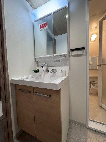 メガロコープ関目の独立洗面台|LED三面鏡付き洗面化粧台です。