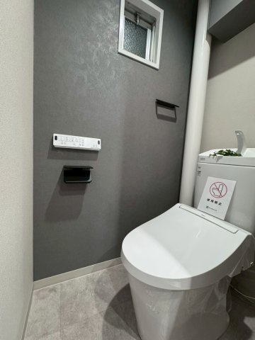 メガロコープ関目のトイレ|温水洗浄機能付きトイレ
小窓付きで自然換気も可能です！