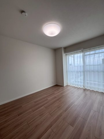 メガロコープ関目の洋室|約6.9帖の洋室。
バルコニーに面して明るいお部屋です！