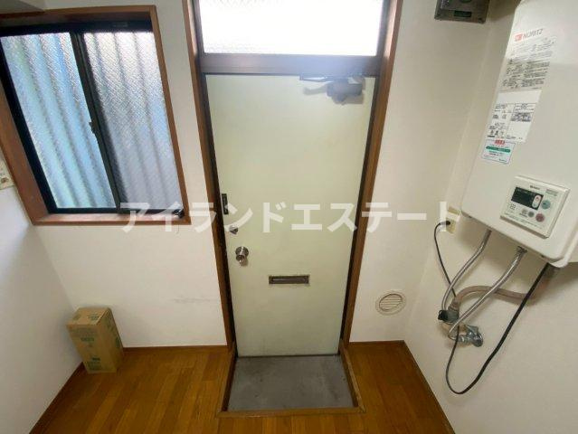 ファミール・ユイ　独立洗面台　駅近　リフォーム中の玄関