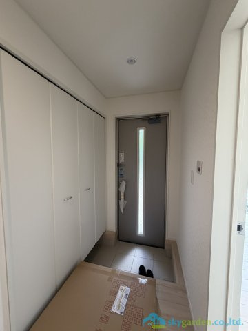 秦野市羽根第1　新築戸建　全3棟2号棟の玄関