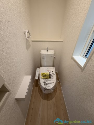 秦野市羽根第1　新築戸建　全3棟2号棟のトイレ