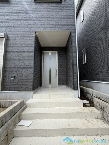 秦野市羽根第1　新築戸建　全3棟2号棟の玄関