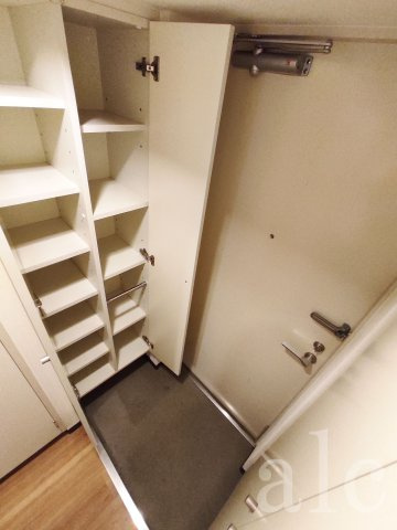 ビイルーム新宿の設備|玄関部に収納2ヶ所！