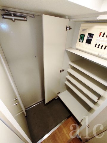 ビイルーム新宿の玄関|玄関部に収納2ヶ所！