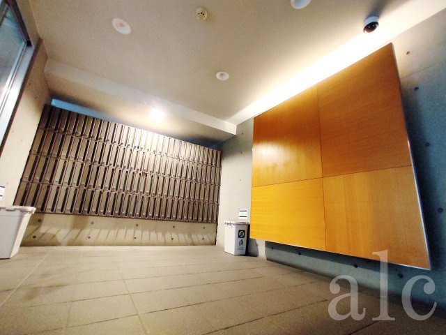 ビイルーム新宿のロビー|エントランスをくぐってスグの共用部分