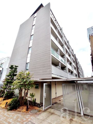 ビイルーム新宿の外観|ビイルーム新宿　お洒落な外観　大型マンション