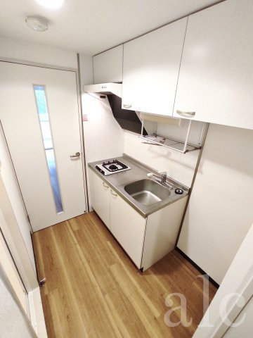 ビイルーム新宿のキッチン|ガスキッチン　調理スペース・冷蔵庫スペースもあります。