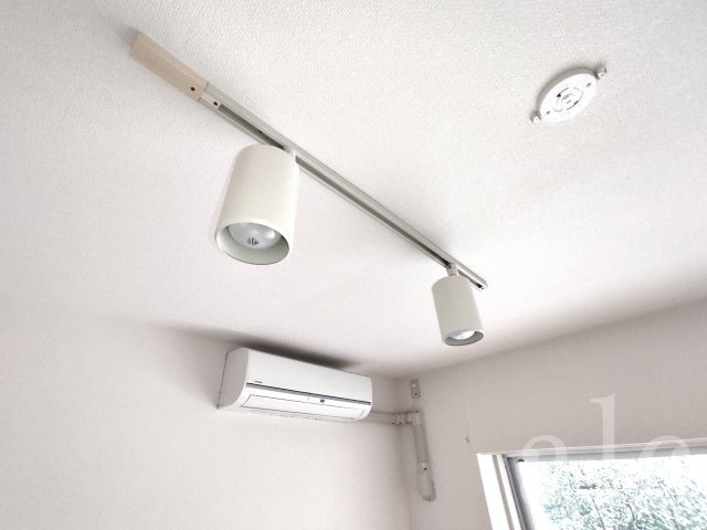 ビイルーム新宿の内装|一般の照明もご一緒に取り付け可能です。