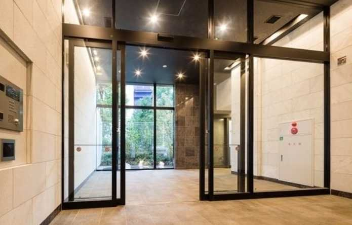 コンフォリア渋谷WEST　ペット相談　礼金０　ネット無料のエントランス