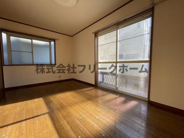 小金井市前原町３丁目のアパートの居間・リビング