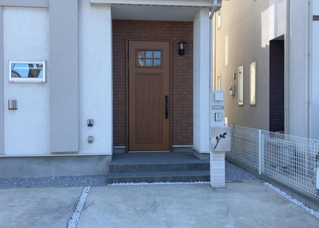 【玄関】 | 玄関は家の顔でもあり、家族以外の目にも止まる場所です。玄関は外との間を仕切る扉、靴などをしまっておく収納スペース、靴脱ぎのたたきスペース、来客とのやり取りをするドアホンなど複数のアイテムからなります。