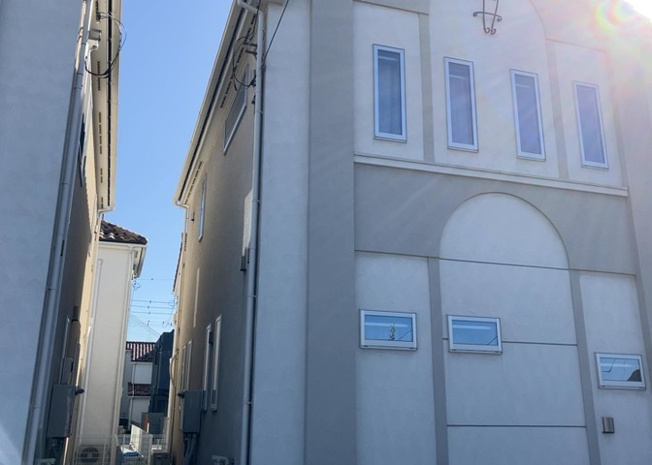 【外観】 | バルコニーは、室外の専用スペースのうち、「屋根がなく開放された空間」であるものを指します。ベランダより広いタイプのものが多く、日当たりもよいため家庭菜園などを楽しみたい人にとって適した環境となります。