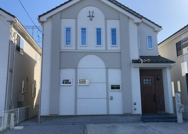 【外観】 | 木造住宅とは土台、壁、柱など建築物の強度を支える構造体の材に木が使用されている構造を指します。構造体は建物の自重を支えるだけではなく風圧や水圧、積裁荷重などあらゆる衝撃に耐えるための基礎です。