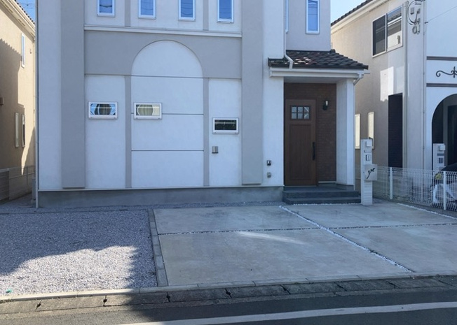 【構造・工法・仕様】 | 建物の基礎工事の方法は、主流となっているベタ基礎（防湿基礎）と布基礎の２種類に分類され、床下の通気性や耐久性などに違いがあります。建物の基礎部分の構造や付帯設備など詳細については現地でご確認ください。