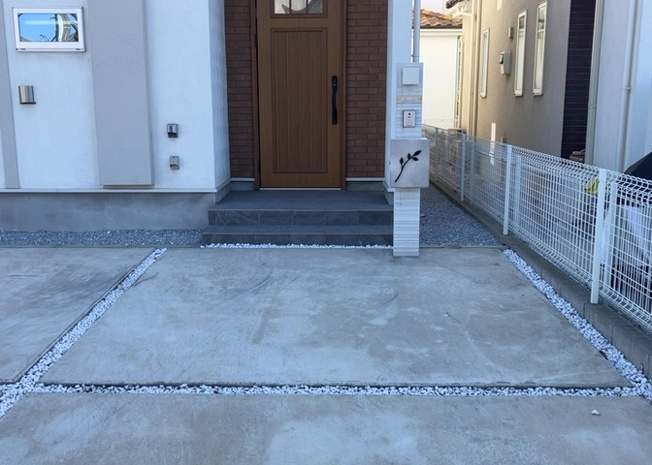 【内装】 | 玄関ポーチにおいて最も重視すべきと言っても良いのが広さです。適切な広さの玄関ポーチでないと外見的なバランスは崩れてしまいますし、何より使いにくくなってしまいますので、現地で実際に下見をしてみましょう！