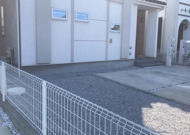 【冷暖房・空調設備】 | 床下換気口は、床下に湿気がこもることを防ぎ、効果的に換気を行うために設置されています。床下換気口が設置されていない建物は、基礎パッキング工法などにより換気を行なっています。詳細は現地でご確認ください。