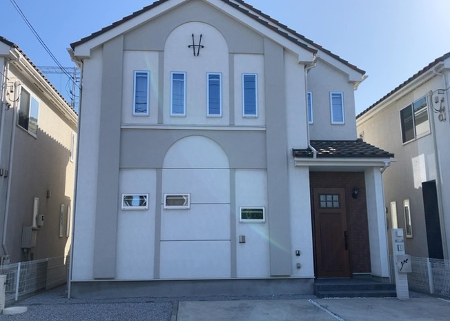 【外観】 | 現地に行くなら、物件の周囲の地形がどうなっているかを見ることも大切です。周辺より低くなっている土地では、大雨などで水が集まりやすいため、地盤が弱くなっているということも考えられるため、注意が必要です。