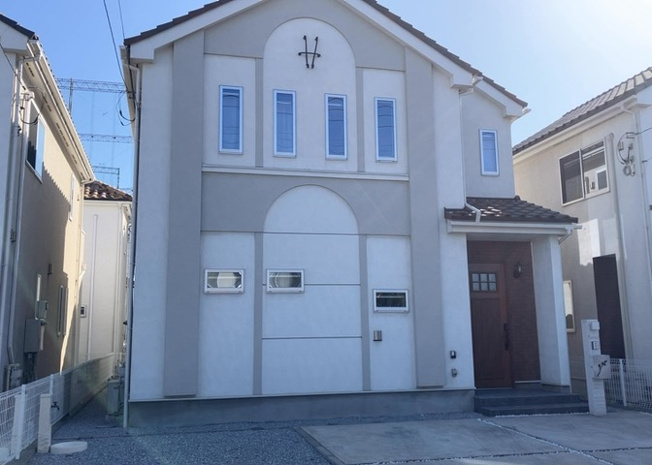 【外観】 | 隣家の土地はどうなっているのか、生活利便施設が近くにあるのか、学校まで近いかなど、お客様のライフスタイルにあわせたイメージが重要です。また、近くにあると困る施設が近くにないかも確認するといいでしょう。