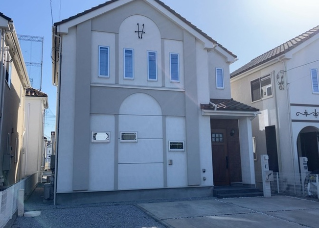 【外観】 | 南側道路の場合は長い時間光を入れ込むことができるため、庭やリビングを道路側に持ってくることが多く土地価格も高い傾向にあります。一方北側道路だとリビングや庭が南側になりプライバシーを守ることができます。