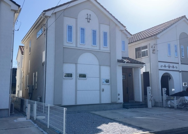 【外観】 | 東側道路の場合は居室を南向きに設計しやすいため、朝日が入りやすいというメリットがあります。一方、西側道路も東側同様に居室を南向きに設計しやすいのですが、住宅地だと朝日が入りにくいという弱点があります。