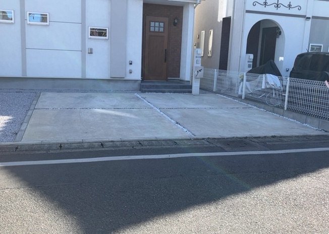 【駐車場】 | 車一台あたりに必要なスペースは、標準サイズの普通自動車で横幅2m50cm、長さ5mは必要になります。ただし、乗降のことも考慮して横幅3m30cm、長さ5m50cmほどは確保できるところを選びましょう。