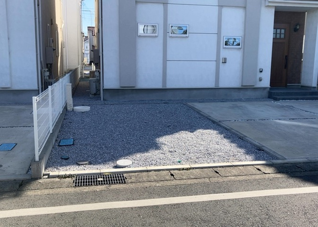 【庭】 | 庭のある家に住むことのメリットとして、子どもたちの遊び場を確保できること、ガーデニングや家庭菜園を楽しめること、明るさを確保できることがあります。また、配置を工夫することでプライバシーが確保できます。