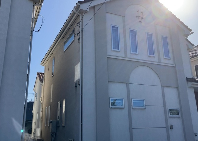 【外観】 | バルコニーは、建物内から室外へ楽に出入りできる便利なスペースです。また、バルコニーには手すりを付けることが義務付けられており、手すりの高さは110cm以上で施工することが建築基準法で定められています。