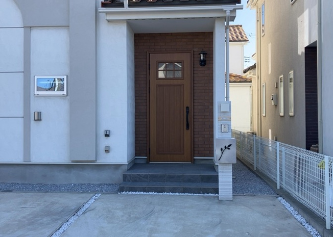 【外観】 | 玄関は家の顔と言っても過言ではありません。現地を見学する際は玄関の広さや全体のバランスなどを見てみるといいでしょう。一般的なアプローチのしやすさだけではなく、お年寄りにも優しい設計のものだと安心です。