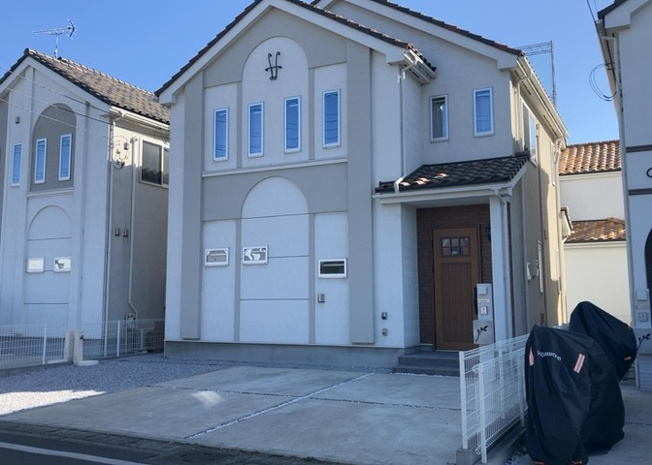 【外観】 | 住宅用の土地では前面道路に2m以上接していなければならないと法律で定められています。しかし、お持ちの車のサイズやライフスタイルなどにより、2mでは利便が悪い場合もございますので、事前に確認しましょう。