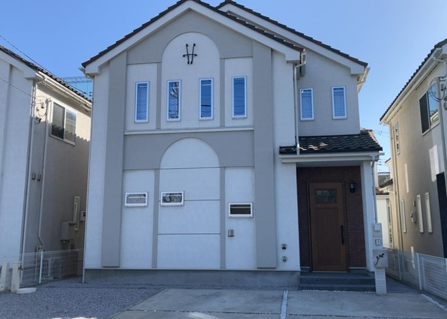 【外観】 | 道幅が広い場所は日当たりや風通が良好です。幅が広いのですれ違いも可能ですし大きな車でも駐車可能！一方で、大型車が通ることも多くなるため交通量の増加により騒音に繋がります。また土地の値段が高くなります。