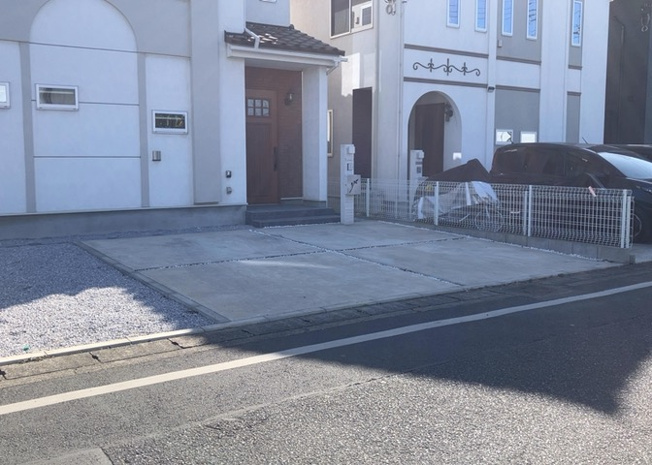 【外観】 | 駐車場と明記されていても、最小スペースでつくられた駐車場だと大型車は駐車できなかったり、出入りしにくくなったりする可能性があります。お車のサイズと購入したい物件の駐車場のサイズを現地で確認しましょう。