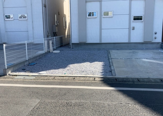 【庭】 | 庭があることでガーデニングや家庭菜園はもちろん、こどもの遊び場やペットを放して遊ぶことができます。また、家の周囲に余裕があるということです。隣地との間があれば、十分な日当たりと、風通しが確保できます。