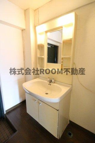 サンライズ都北の洗面所|明るい洗面所です