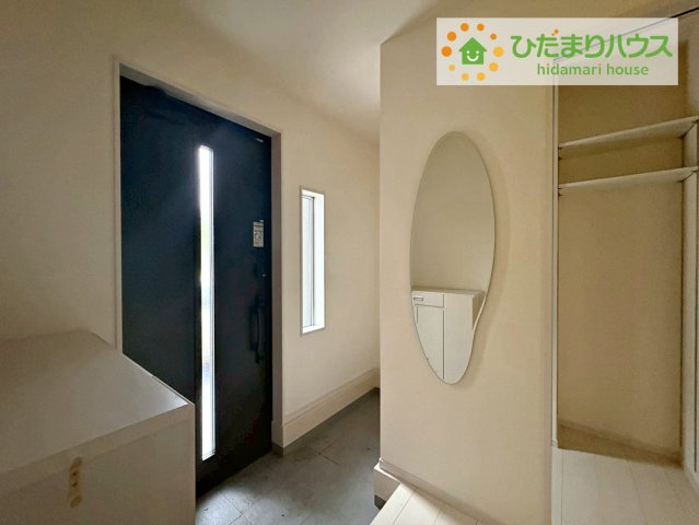 日立市川尻町３丁目　中古戸建の玄関|"玄関は常にすっきり片付いているのが理想！
これだけの大容量シューズボックスがあれば、捨てたくないものを捨てたりする必要もありません♪"
