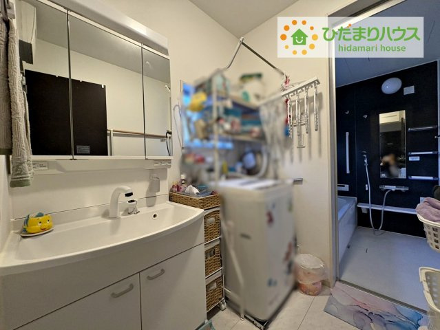 日立市川尻町３丁目　中古戸建の独立洗面台|三面鏡の大きな鏡は憧れます(^^♪ 鏡の後ろは収納となっていて、細かいものでも収納できるのでスッキリと整理できます！