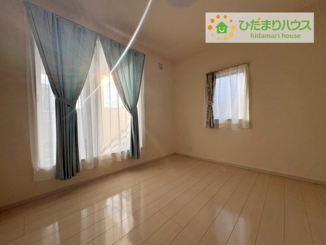 日立市川尻町３丁目　中古戸建の洋室|バルコニーに面していて、たっぷり光りの入る明るいお部屋です！