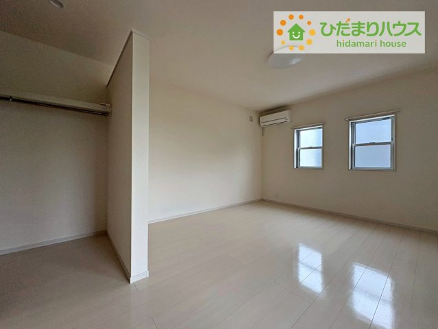 日立市川尻町３丁目　中古戸建の寝室|バルコニーに面していて、たっぷり光りの入る明るい主寝室です！