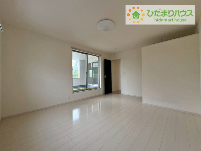 日立市川尻町３丁目　中古戸建の寝室|天井の高い主寝室。ゆっくりと過ごせる大人のくつろぎ空間！