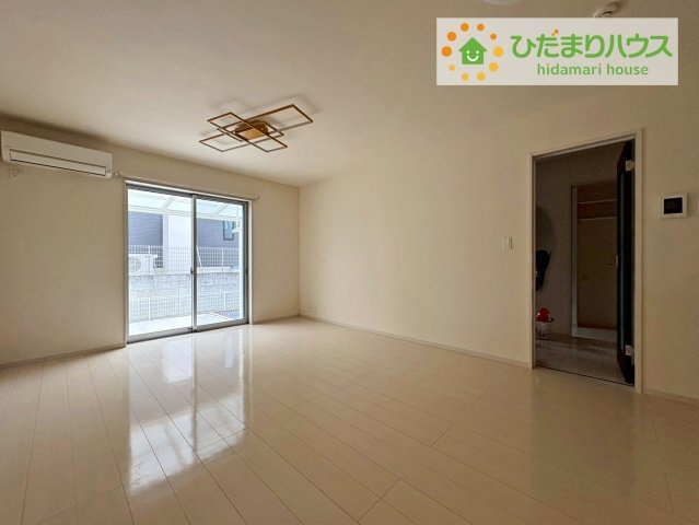 日立市川尻町３丁目　中古戸建の居間・リビング|リビング大きな窓からは、暖かな日の光が降り注ぎます・・・