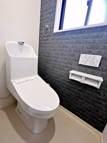 福島市南向台1丁目　中古戸建のトイレ|新品交換済みでペーパーホルダーが2つ付いているので便利です！