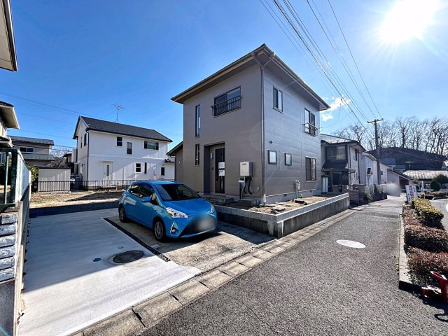 福島市南向台1丁目　中古戸建の駐車場|駐車スペースは並列2台可能です！（車種による）