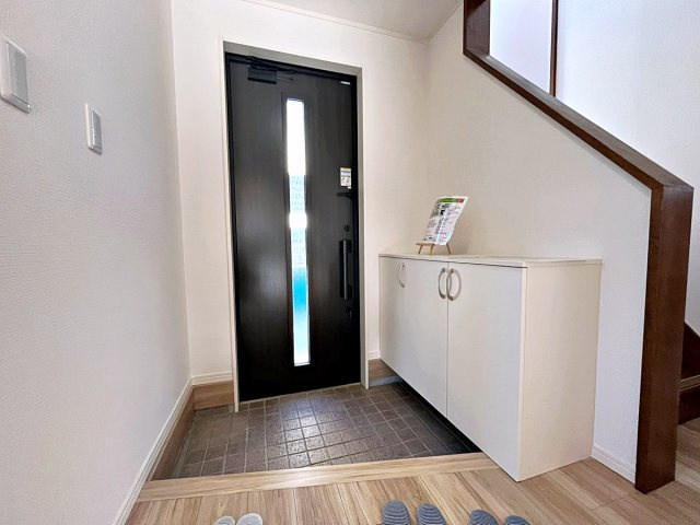 福島市南向台1丁目　中古戸建の玄関|玄関ドアから日差しが入り明るい空間！玄関収納付きで快適です！