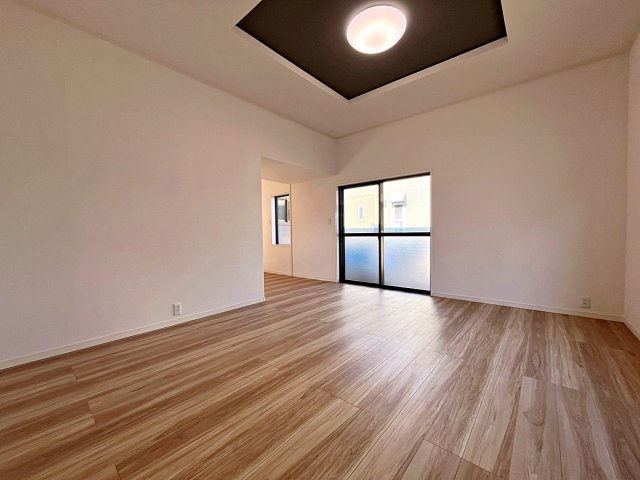 福島市南向台1丁目　中古戸建の居間・リビング|南東側には11帖のリビングがございます！