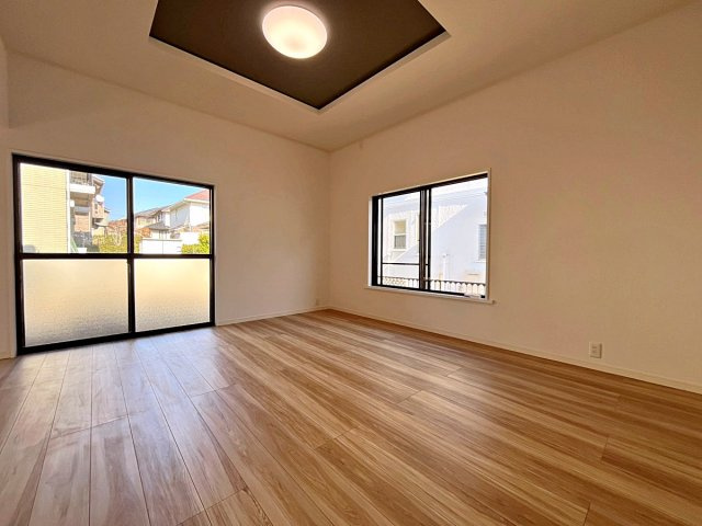 福島市南向台1丁目　中古戸建の居間・リビング|南東側の大きな窓から日差しが入り明るいリビングはご家族皆さんの憩いの場です！