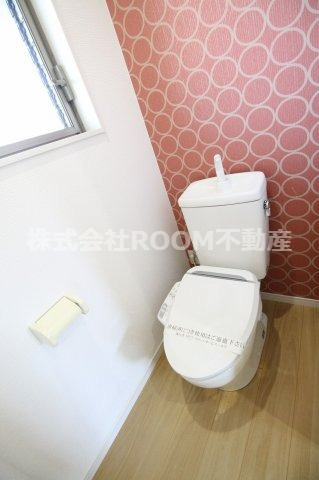 ヴィ・ウルーズのトイレ|落ち着いた色調のトイレです