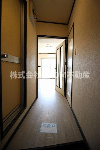 ロワイヤルヒルズ都城の玄関|明るい玄関です